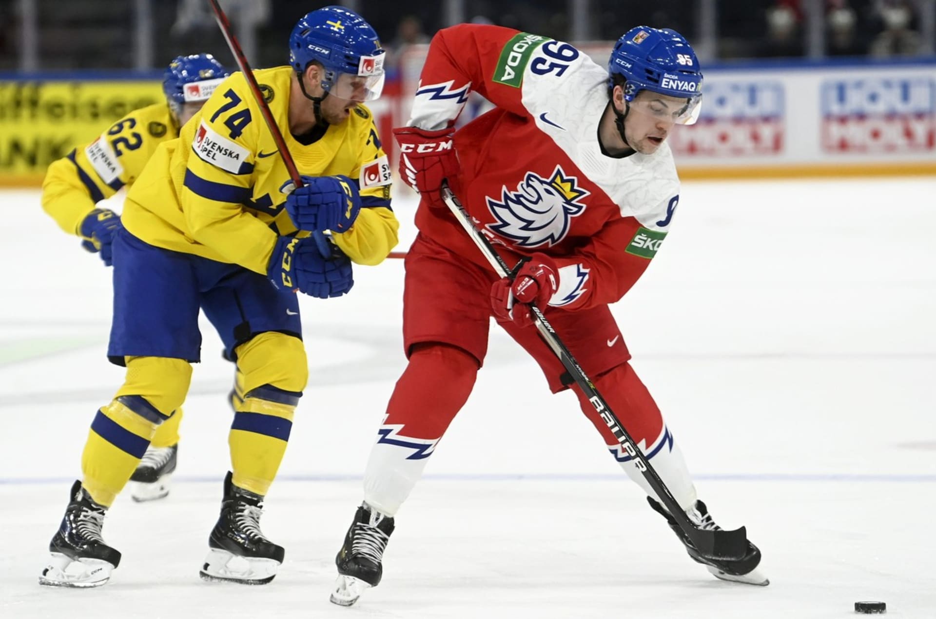 Český hokejista Matěj Blümel v souboji se švédským soupeřem na MS 2022