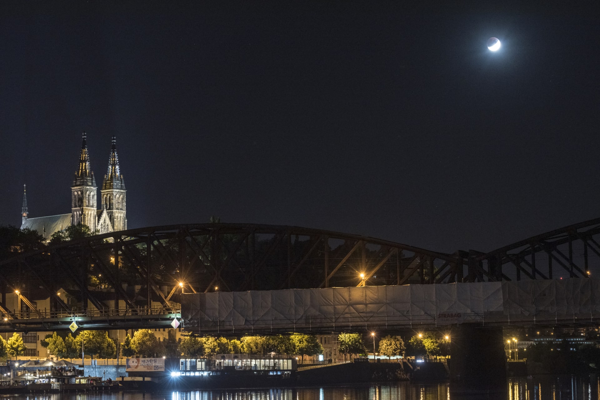 Zatmění Měsíce bylo v červenci 2019 zřetelně viditelné i v přesvícené Praze.