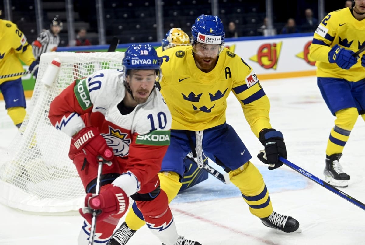Kapitán českého národního hokejového týmu Roman Červenka v souboji se švédským soupeřem