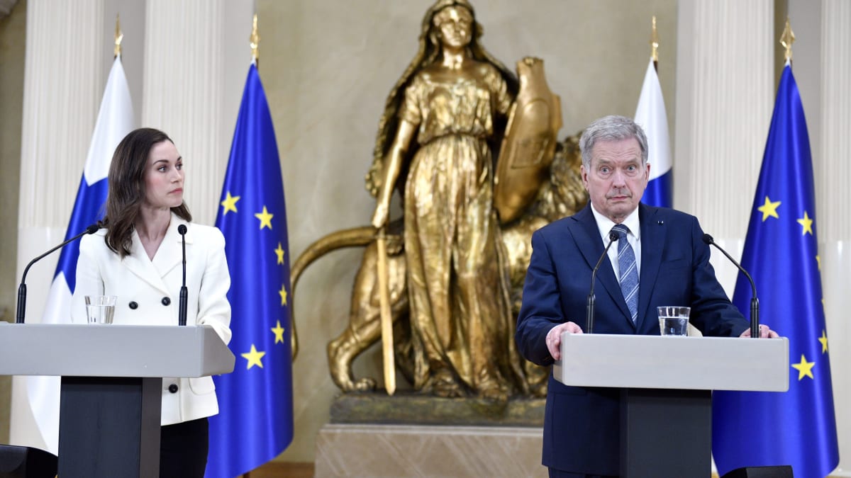 Finský prezident Niinistö a premiérka Marinová oznámili, že Finsko požádá o vstup do NATO.