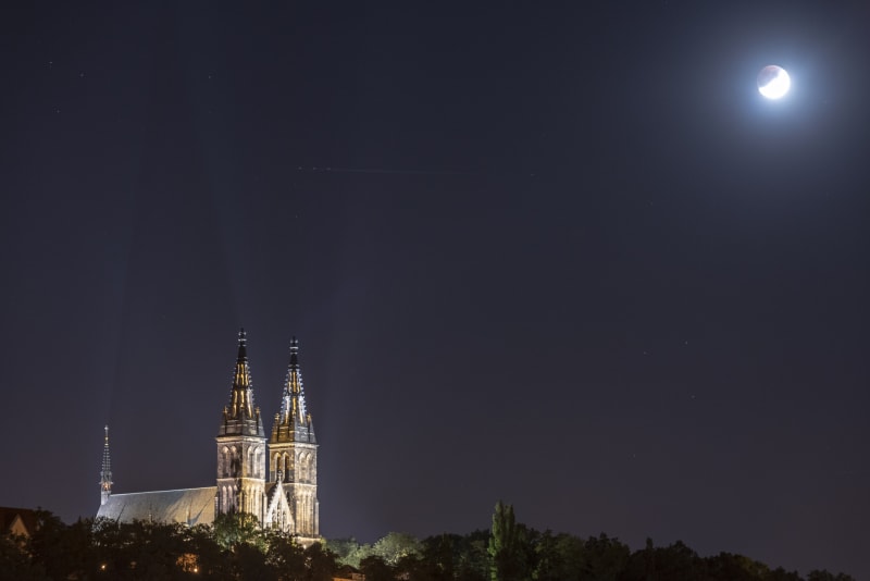 Zatmění Měsíce bylo v červenci 2019 zřetelně viditelné i v přesvícené Praze.