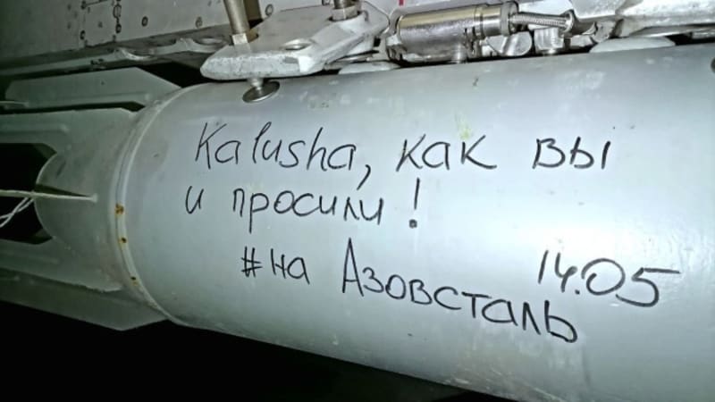 Rusové parodují slova vítěze Eurovize. Na bomby přepsali citace na podporu Ukrajiny či cynické vzkazy v ruštině.