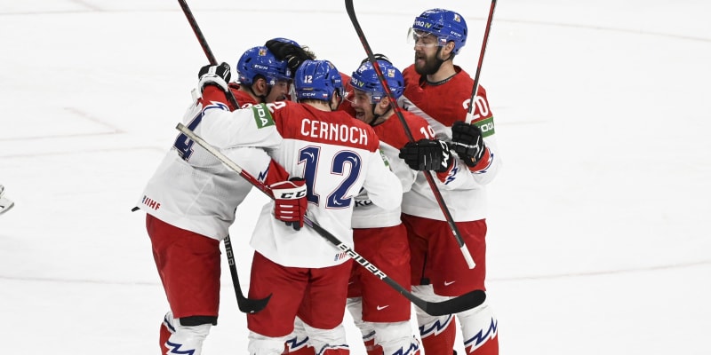 Čeští hokejisté slaví jeden z gólů proti Velké Británii na MS 2022 ve Finsku.