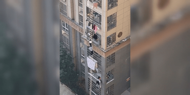 Lidé v Šanghaji utíkají po žebřících.