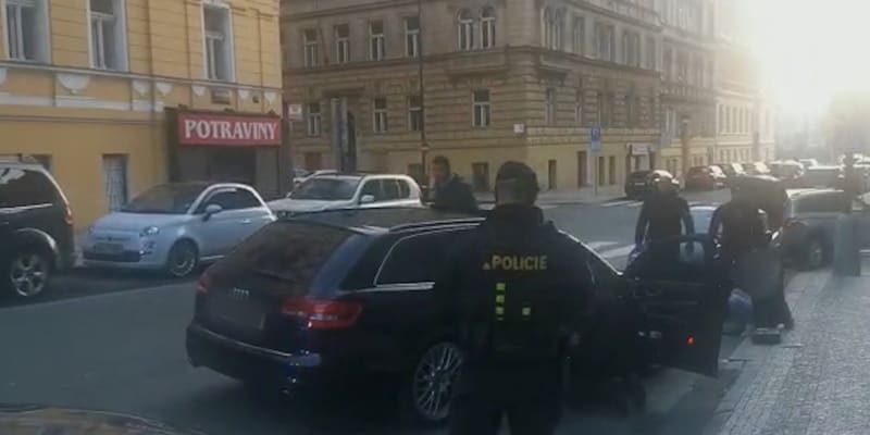 Policisté vyšetřují pobodání v Praze.