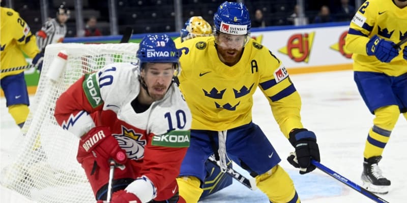 Kapitán českého národního hokejového týmu Roman Červenka v souboji se švédským soupeřem