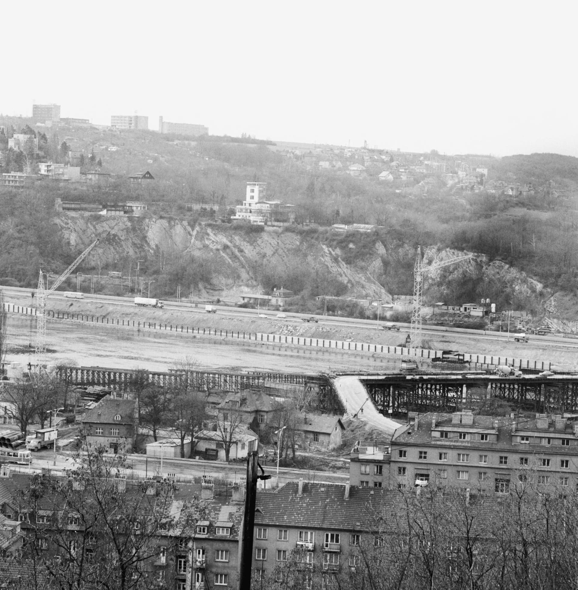 Na snímku z roku 1978 pořízeném z Branické skály chybí jak Barrandovský most, tak i návazná kapacitní komunikace stoupající směrem k Barrandovskému sídlišti - které začalo vznikat až v roce 1981.