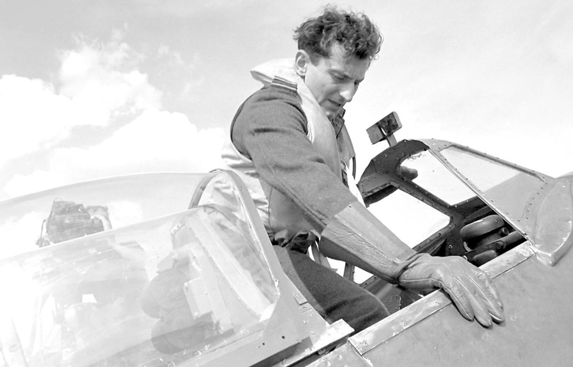 Ondřej Vetchý si ve snímku Tmavomodrý svět zahrál pilota za druhé světové války. 