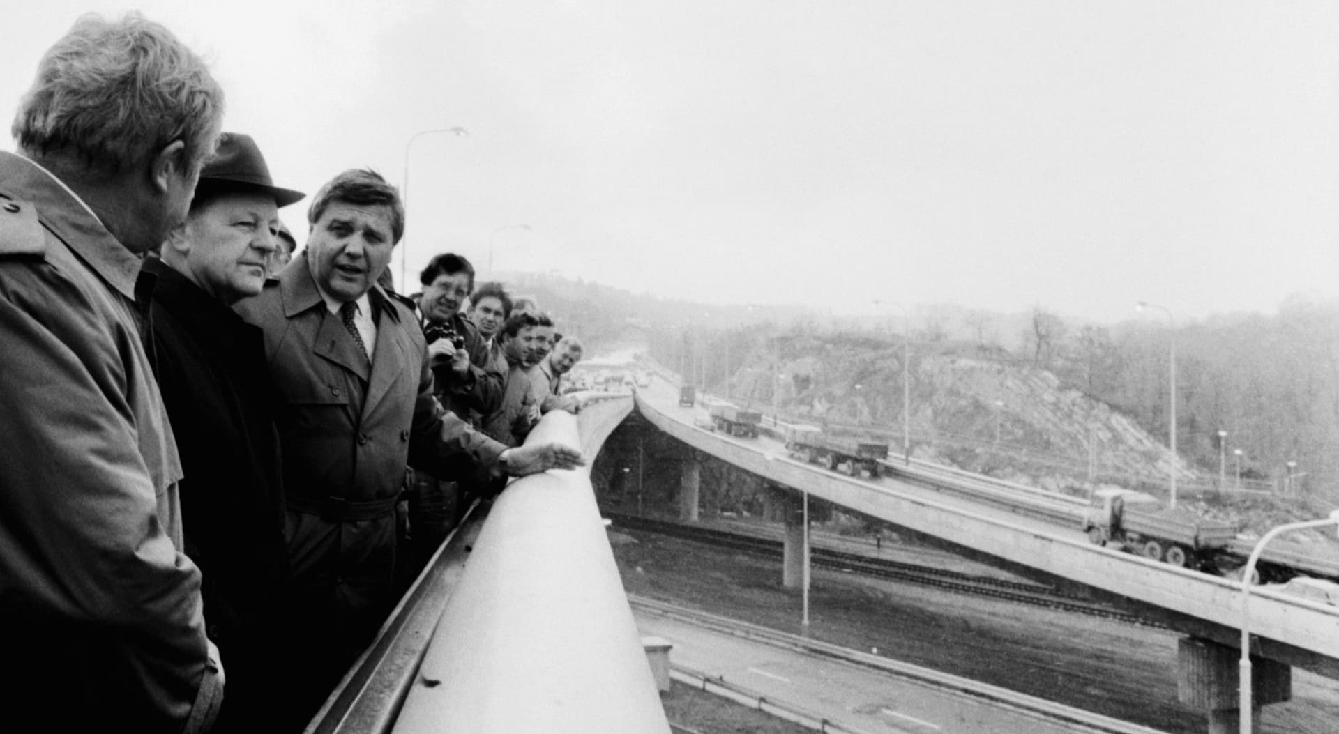V plné kapacitě začal Barrandovský most (tehdy Most Antonína Zápotockého) sloužit v roce 1988. Pásky stříhali soudruzi Jakeš a Štěpán (vpravo).