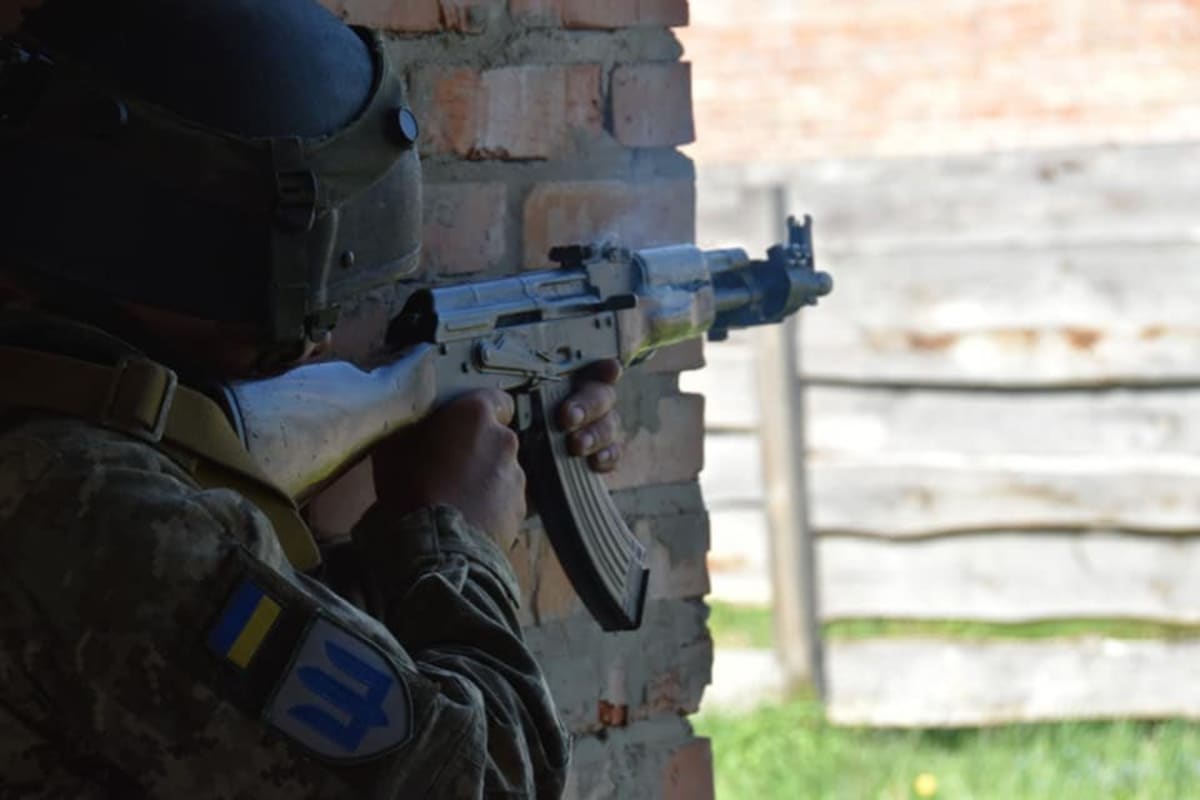 Ukrajinský voják s útočnou puškou, 14. května