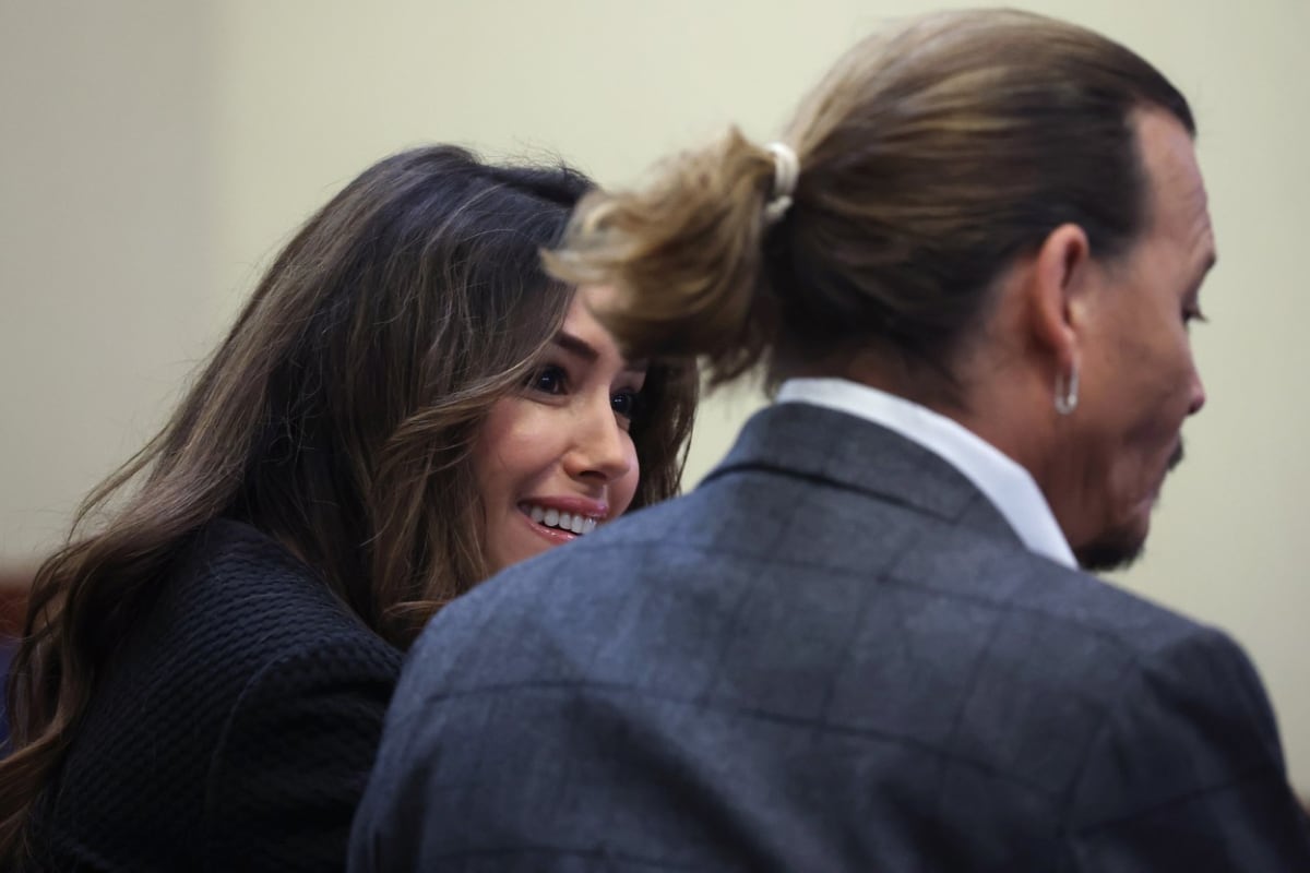  Johnny Depp a Camille Vasquezová u soudu neztrácí humor. 