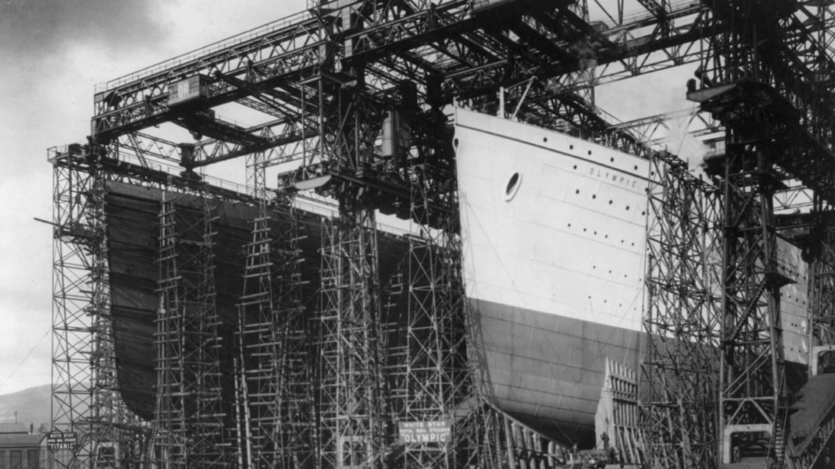 Trupy Olympicu (vpravo) a Titanicu v loděnici  Harland and Wolff' v Belfastu