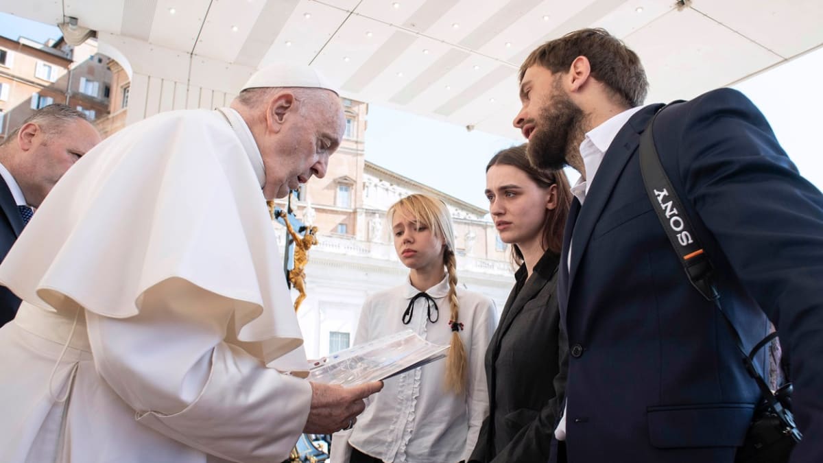 Ženy obránců Azovstalu prosí o pomoc papeže (11. 5. 2022).