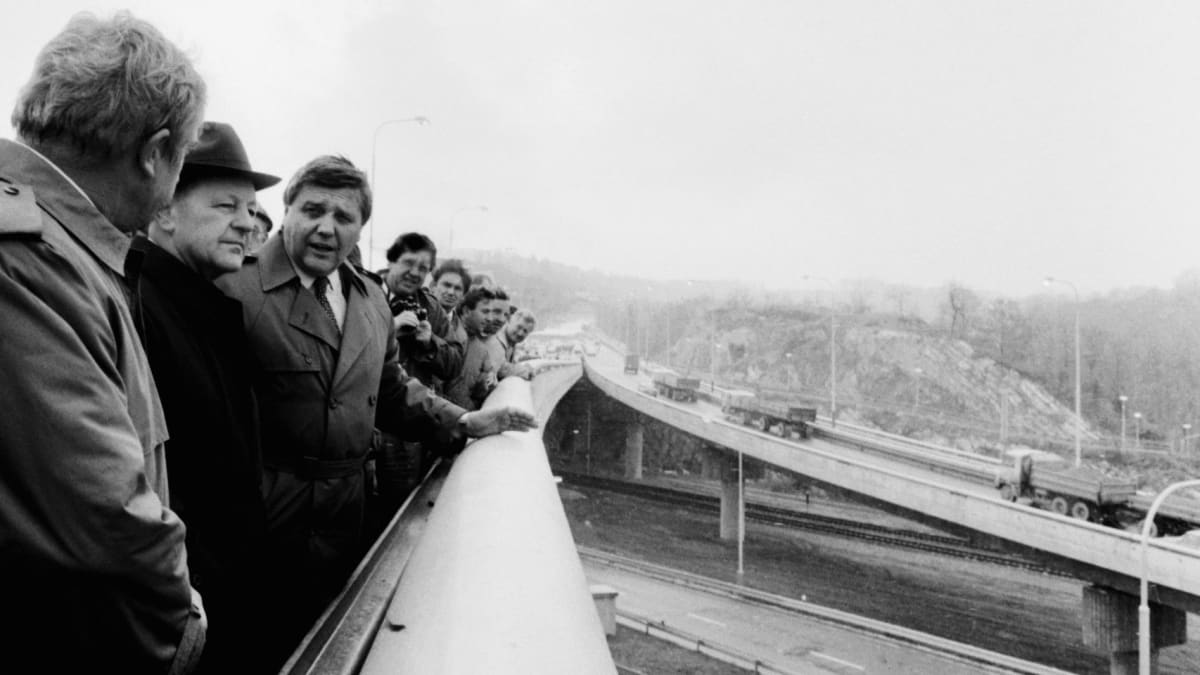 V plné kapacitě začal Barrandovský most (tehdy Most Antonína Zápotockého) sloužit v roce 1988. Pásky stříhali soudruzi Jakeš a Štěpán (vpravo).