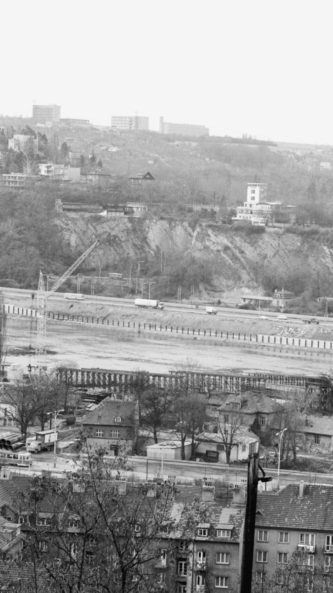 Na snímku z roku 1978 pořízeném z Branické skály chybí jak Barrandovský most, tak i návazná kapacitní komunikace stoupající směrem k Barrandovskému sídlišti, které začalo vznikat až v roce 1981.