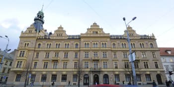 Právnická fakulta v Plzni opět v problémech. Kvůli nedostatkům jí hrozí omezení akreditace