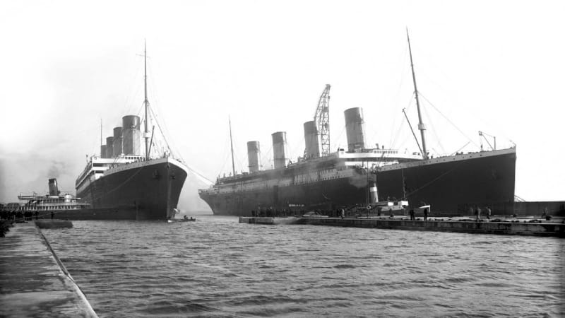 Titanic (vpravo) míjí 6. března 1912 v Belfastu svou sesterskou loď Olympic