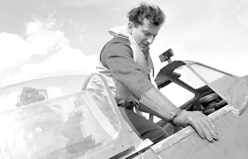 Ondřej Vetchý si ve snímku Tmavomodrý svět zahrál pilota za druhé světové války. 