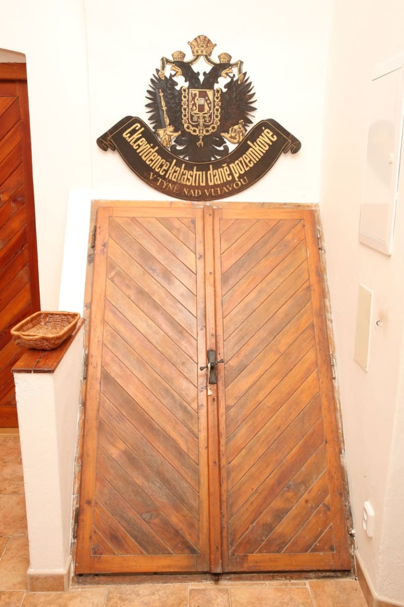 Detail ze staré chalupy, stylové dveře vedou do sklepa
