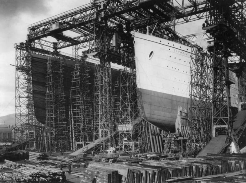 Trupy Olympicu (vpravo) a Titanicu v loděnici  Harland and Wolff' v Belfastu