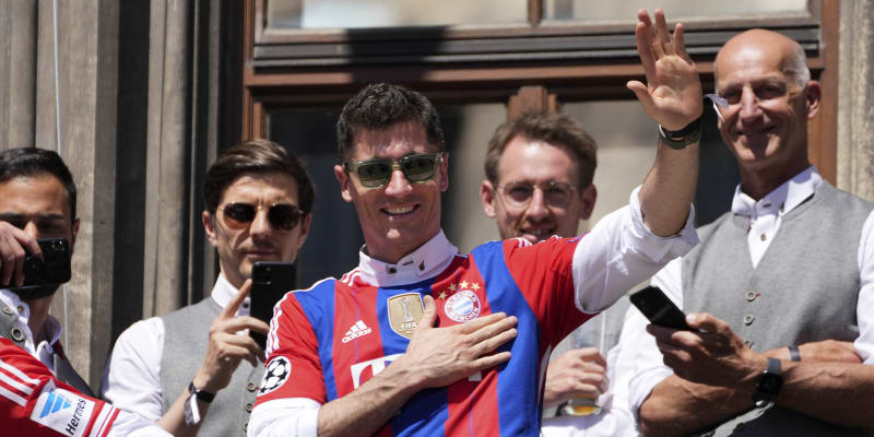 Polský útočník německého fotbalového klubu Bayern Mnichov Robert Lewandowski (uprostřed v brýlích) mává fanouškům z balkonu radnice na Mariánském náměstí v Mnichově, kde se den po skončení bundesligy uskutečnily oslavy desátého mistrovského titulu v řadě. 