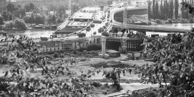 Výstavba Barrandovského mostu (mostu Antonína Zápotockého) 1978-88.