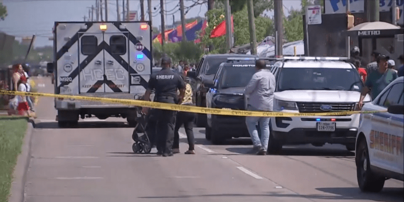 Na bleším trhu v Houstonu zemřeli dva lidé, tři další jsou zranění