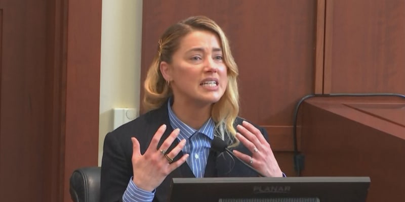 Expertka popsala, co o Amber Heardové vypovídají gesta u soudního líčení.