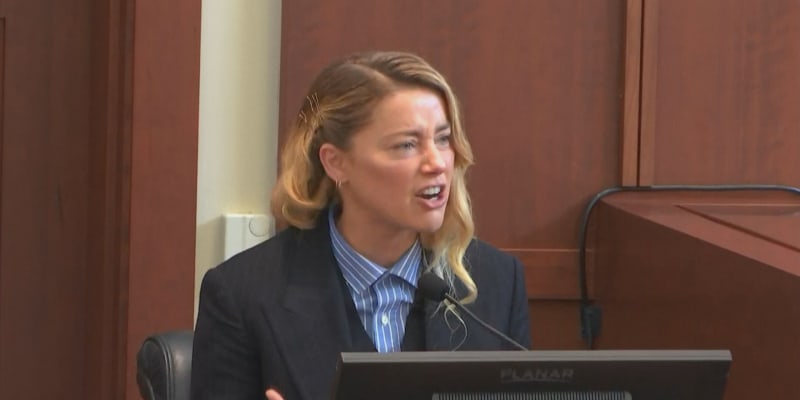 Expertka popsala, co o Amber Heardové vypovídají gesta u soudního líčení.