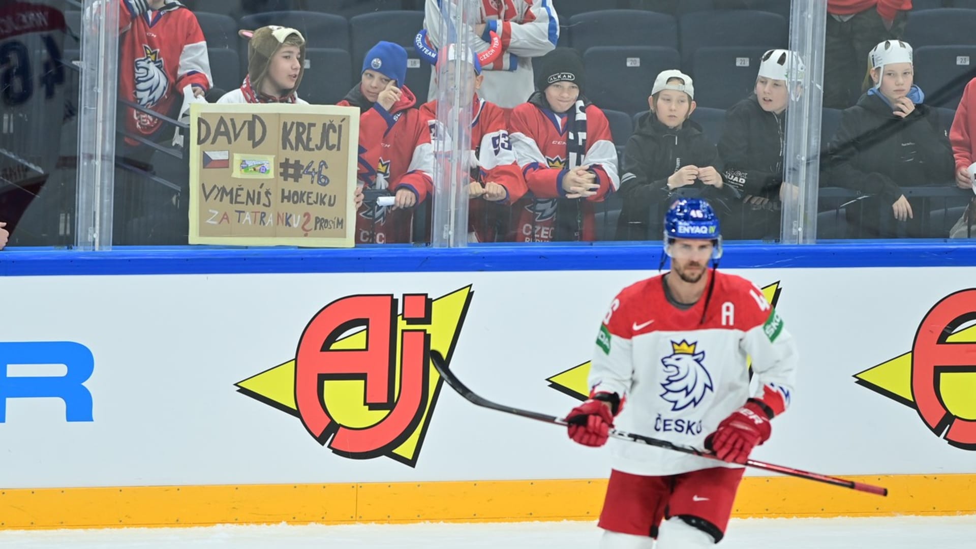 Fanoušek prosil Davida Krejčího (na fotografii) o směnu tatranky za hokejku.