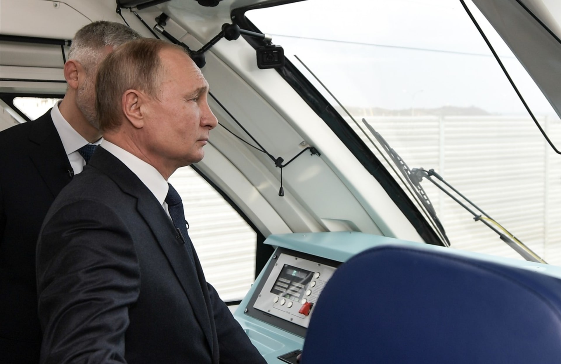 Na slavnostní otevření mostu na Krym z Ruska přijel vlakem prezident Vladimir Putin.