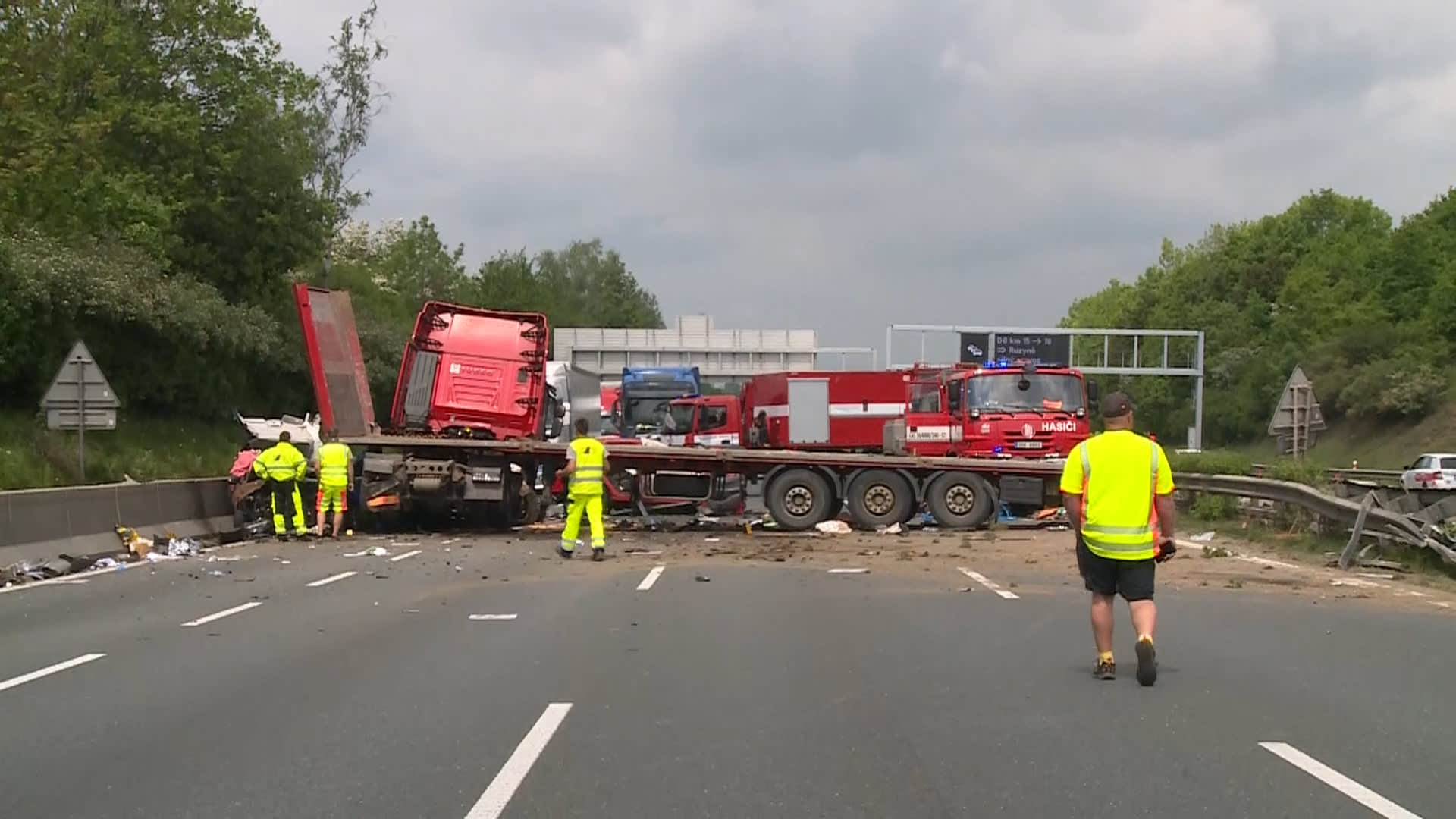 Dálnice D1 na 14. km ve směru na Brno je téměř po pěti hodinách od nehody kamionu a tří osobních aut plně průjezdná.