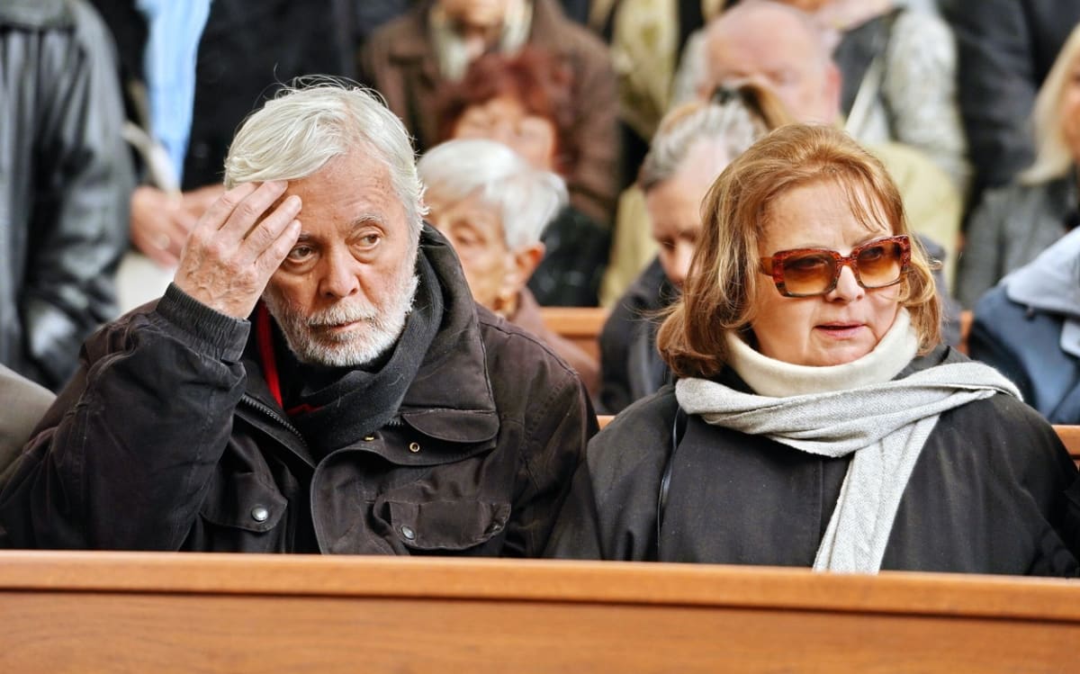 Zdravotní potíže Josefa Abrháma trápily už v roce 2019, kdy se zúčastnil pohřbu herce Stanislava Zindulky.