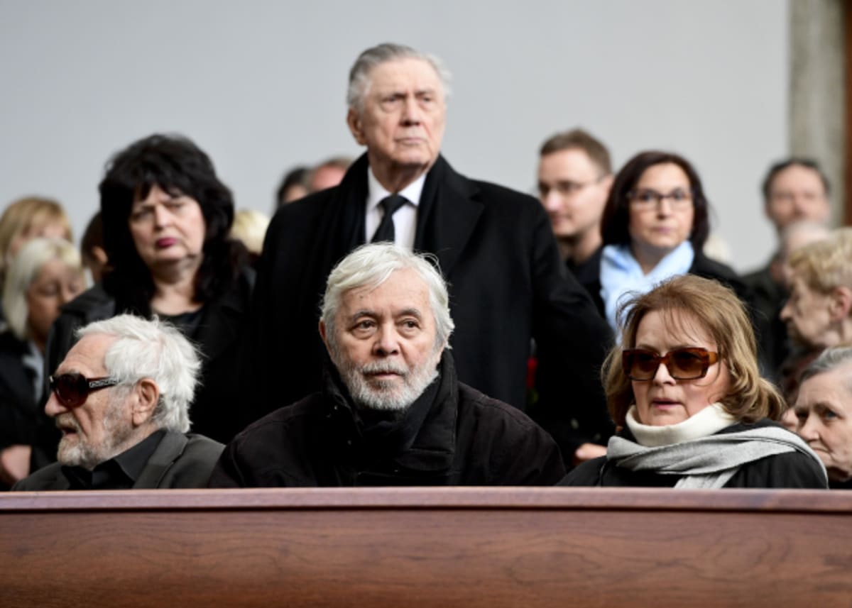 Zdravotní potíže Abrháma trápily už v roce 2019, kdy se zúčastnil pohřbu herce Stanislava Zindulky.
