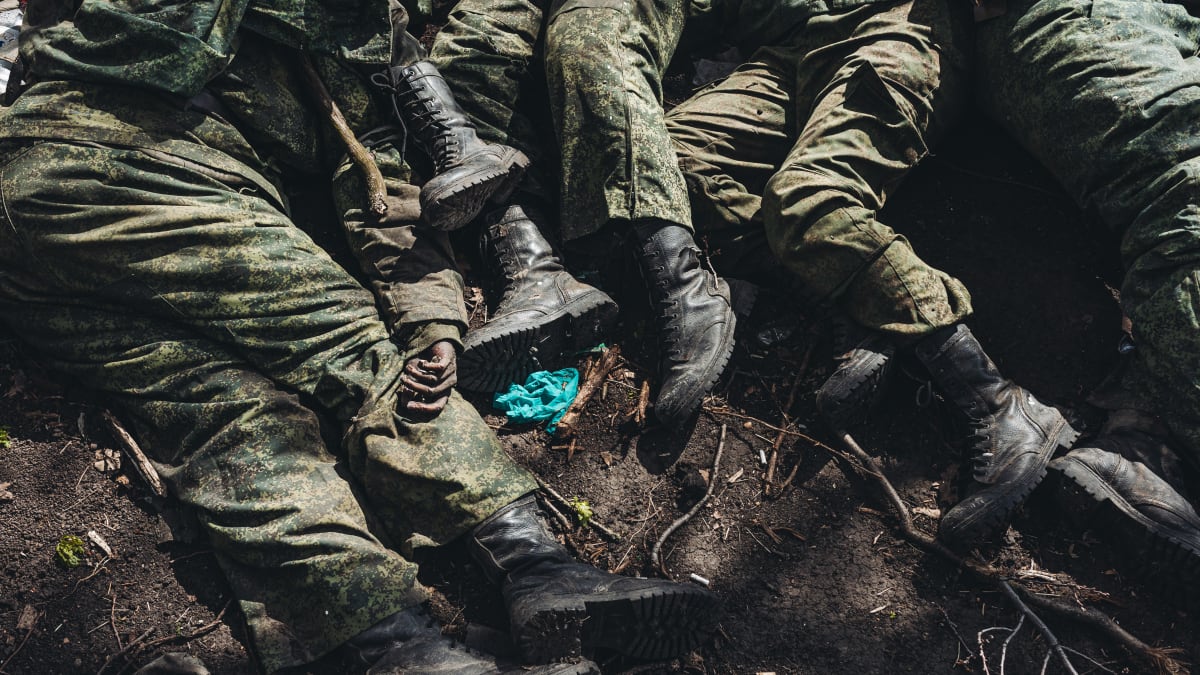 Hrob ruských vojáků ve Vilchivce u Charkova (Ukrajina), 9. května 2022. 