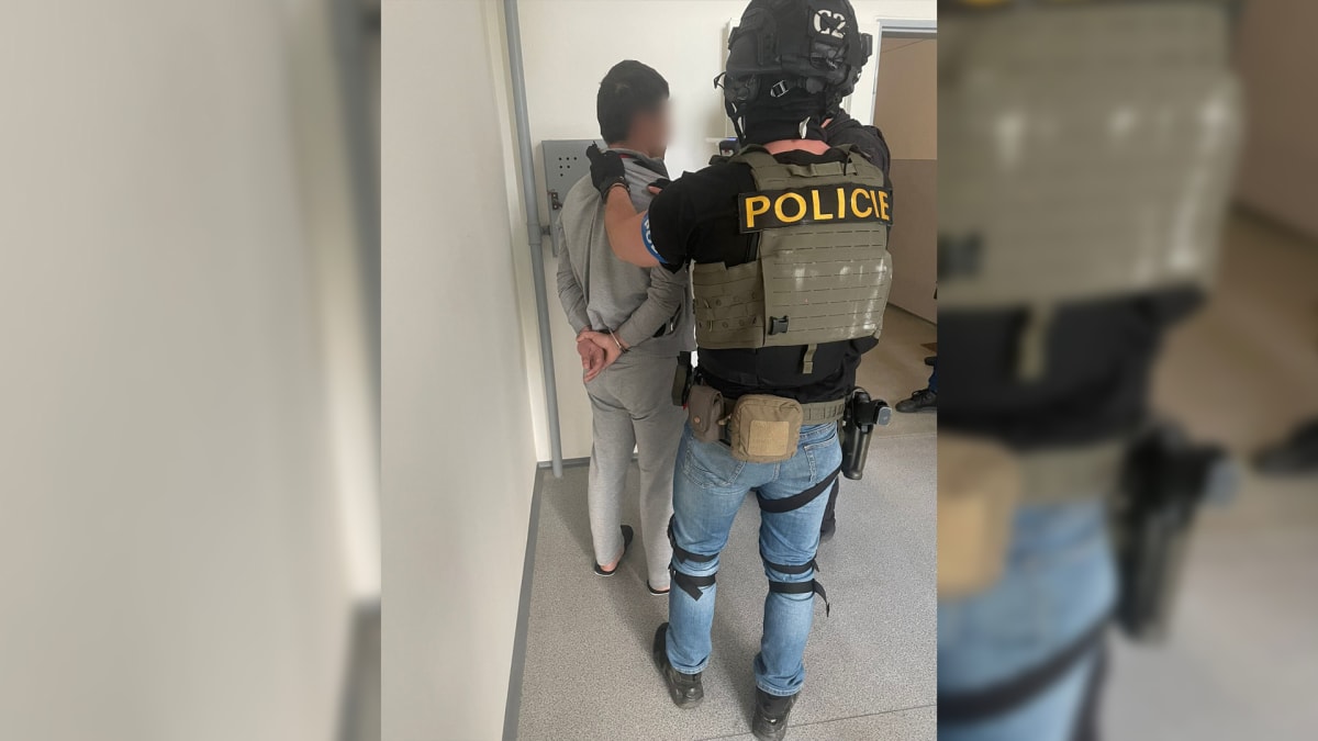 Policisté zadrželi muže, který měl násilím držet svou partnerku v bytě v pražském Braníku.