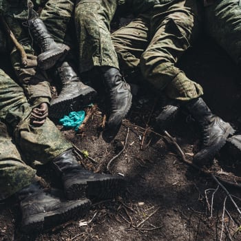 Hrob ruských vojáků ve Vilchivce u Charkova (Ukrajina), 9. května 2022. 