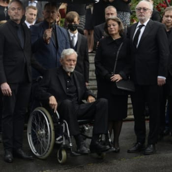 Josef Abrhám na pohřeb milované Libušky musel dojet na invalidním vozíku.