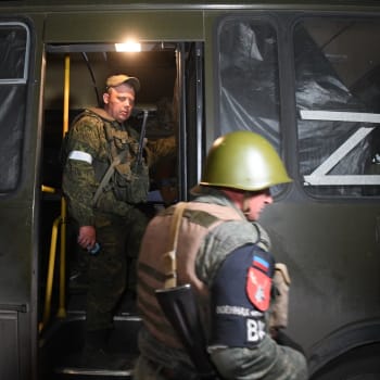 Z Azovstalu byli ruskými silami evakuováni zranění ukrajinští vojáci.