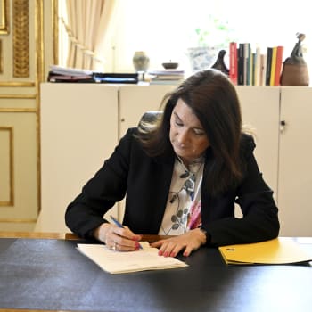 Švédská ministryně zahraničí Ann Lindeová podepsala žádost země o vstup do NATO.