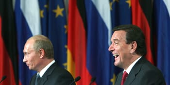 Seberte Schröderovi výsluhy. Jeho přátelství s Putinem škodí Německu, tvrdí poslanci