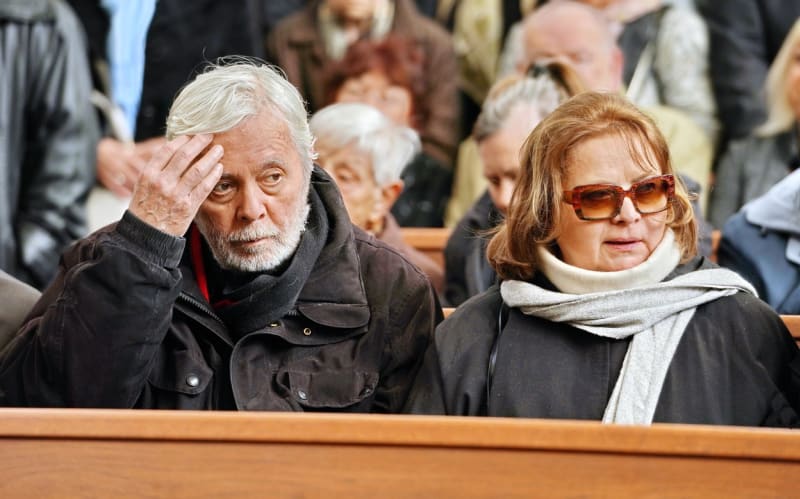 Josef Abrhám už v roce 2019, kdy se s Libuškou zúčastnili pohřbu Stanislava Zindulky, trpěl zdravotními problémy.