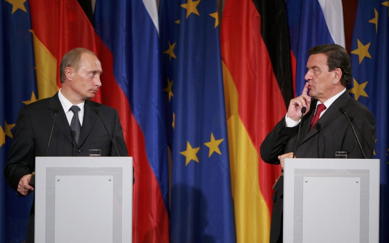Vladimir Putin a někdejší německý premiér Gerhard Schröder