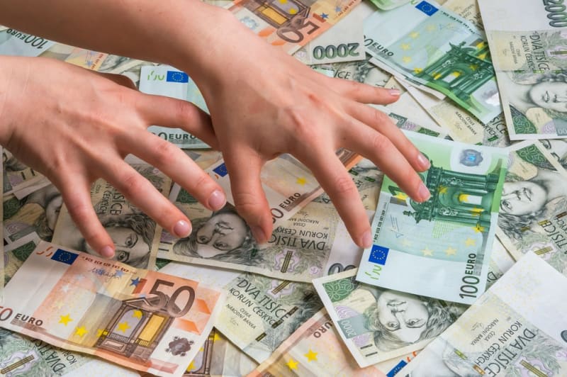 Koruna, nebo euro? Co chrání lépe úspory Čechů před inflací?
