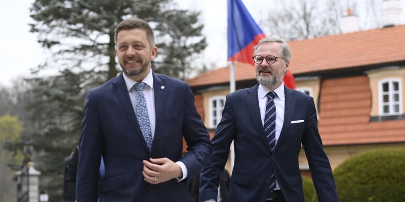 Zleva: ministr vnitra Vít Rakušan (STAN) a premiér Petr Fiala (ODS)