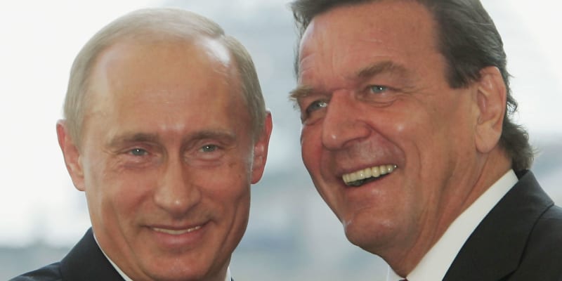 O vzájemné náklonnosti bývalého německého kancléře Gerharda Schrödera (vpravo) a ruského prezidenta Vladimira Putina se ví od počátku jejich vládnutí. 