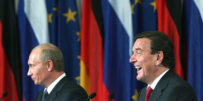 Bývalý německý kancléř Gerhard Schröder (vpravo) se směje při tiskové konferenci s ruským prezidentem Vladimirem Putinem v září 2005 v Berlíně.