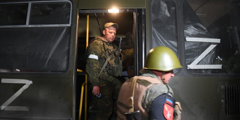 Z Azovstalu byli ruskými silami evakuováni zranění ukrajinští vojáci.