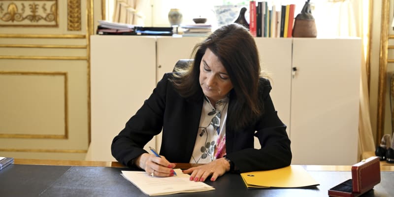Švédská ministryně zahraničí Ann Lindeová podepsala žádost země o vstup do NATO.