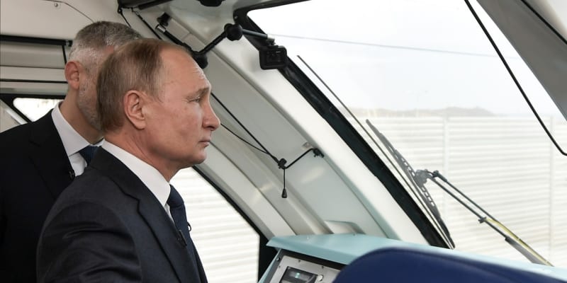 Při slavnostním otevření mostu na Krym z Ruska vlakem přijel prezident Vladimir Putin.